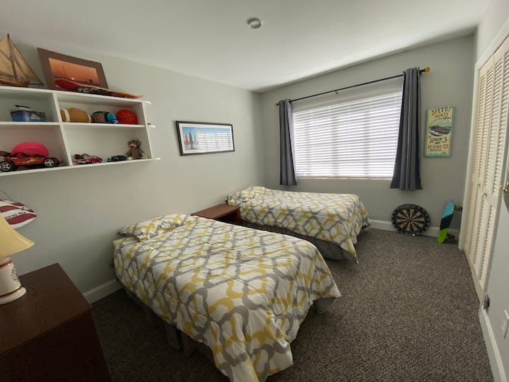 חדר שינה מס '3 עם שתי מיטות מלאות 