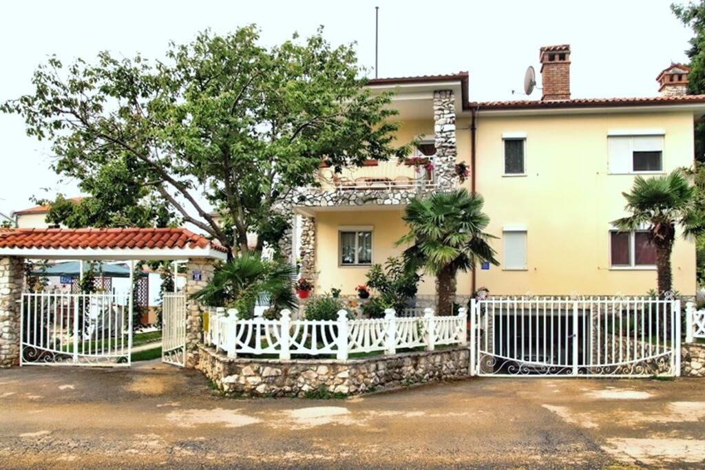 Vista sulla casa ed entrata in cortile