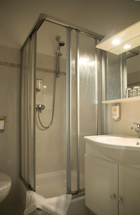 Bad mit Dusche, Waschtisch und WC