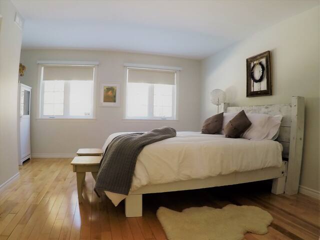 Lavender Manor. Minutes from Beach! gallery image 4