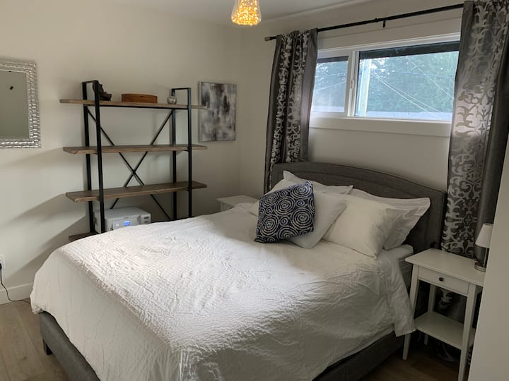 Second bedroom has a queen bed. 