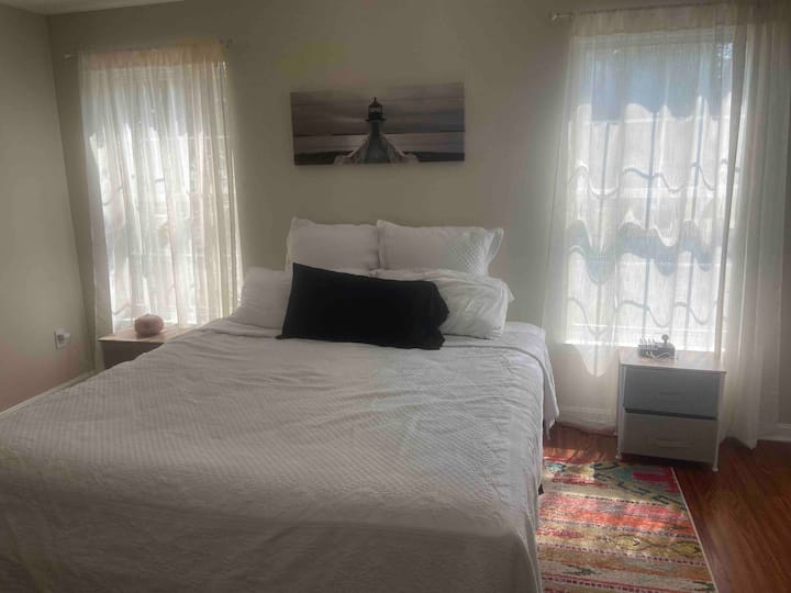 Основна спалня - двойно легло! 

Голям основен килер и самостоятелна баня в апартамента. 