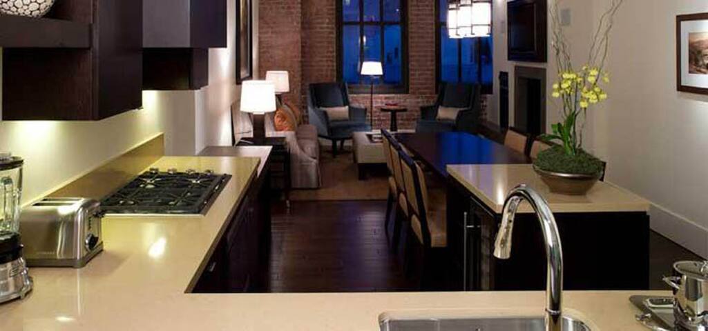 Luxurious SF condo gallery image 4