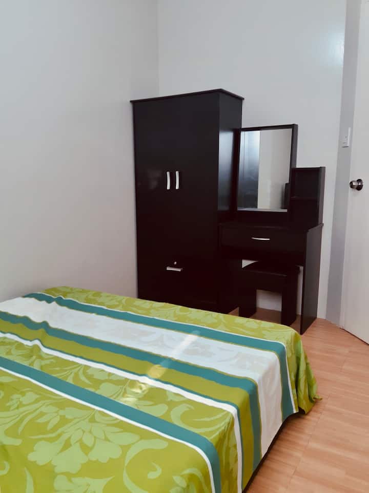 右侧的第一个房间是一张标准双人床，配有自己的梳妆台和橱柜