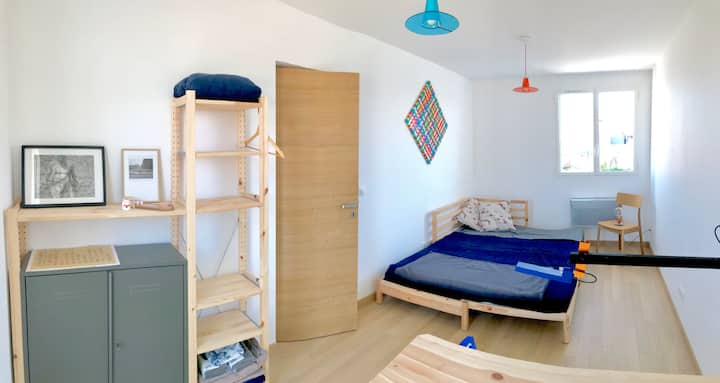 Sekundarna spavaća soba s bračnim krevetom (ili dva odvojena kreveta) i uredskim prostorom. 
Mirno, hladno i svijetlo, jamči vam vrlo miran san (ili trenutak posla).