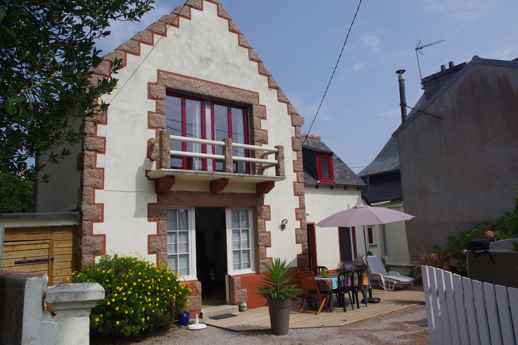 façade et terrasse de la maison. Orientation sud