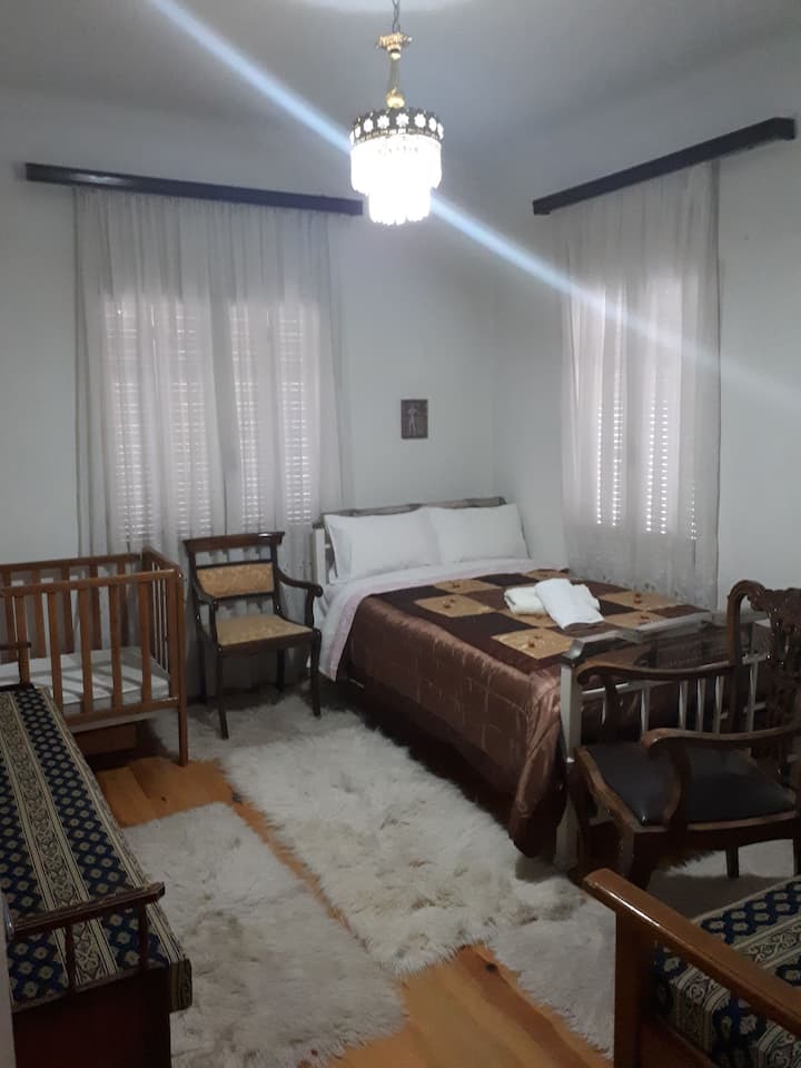 لا توجد غرفتان كبيرتان في بيت ميتورا التقليدي العتيق.