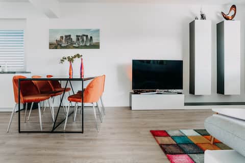 Popular Airbnb listing: Orange President Suite near City centre in Četrtna Skupnost Jarše