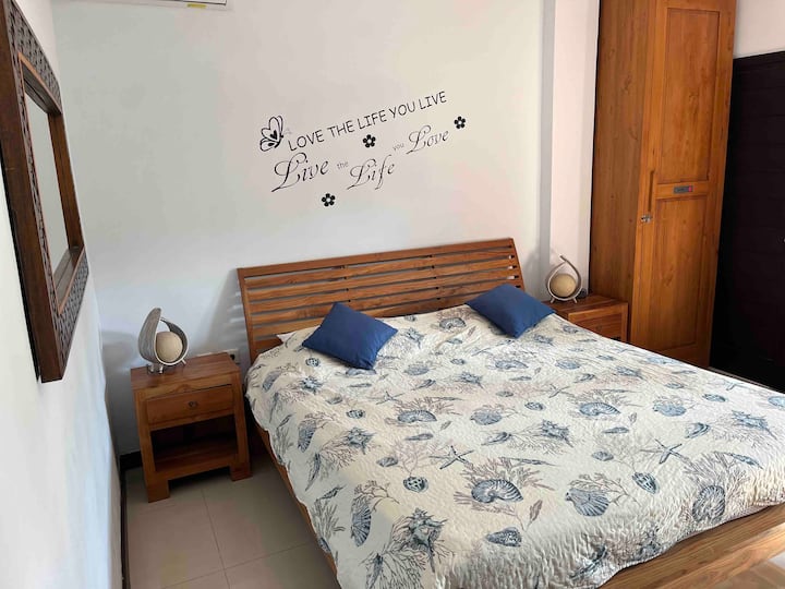 Veliki bračni krevet u glavnoj spavaćoj sobi