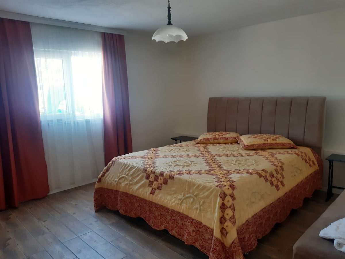 Kitanda kikubwa cha watu wawili