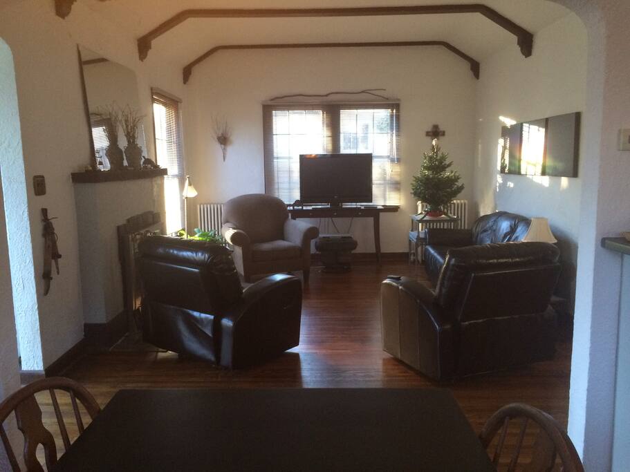 Living area. Streamimg vidio availabln