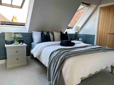 Popular Airbnb listing: Central Warwick, Free Parking and Roof Terrace in Warwick