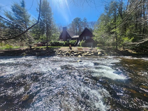 Tranquil waterfront home in Poconos, Dogs welcome