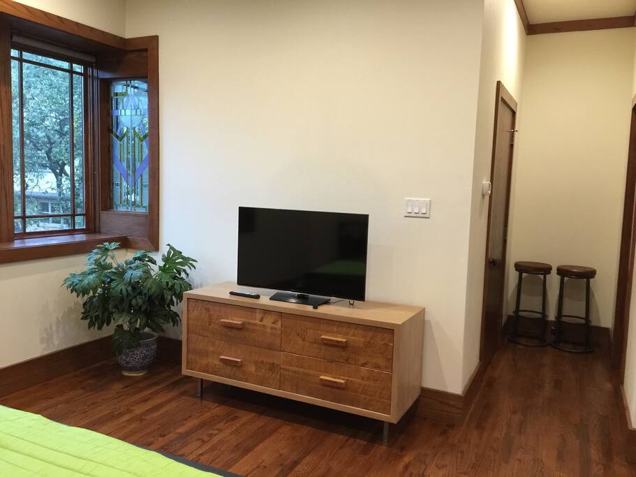 40" flat screen that can be reviewed from the bed