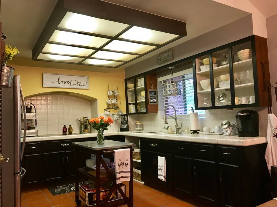 Full kitchen
Appliances and cooking utensils
Complimentary Keurig beverages