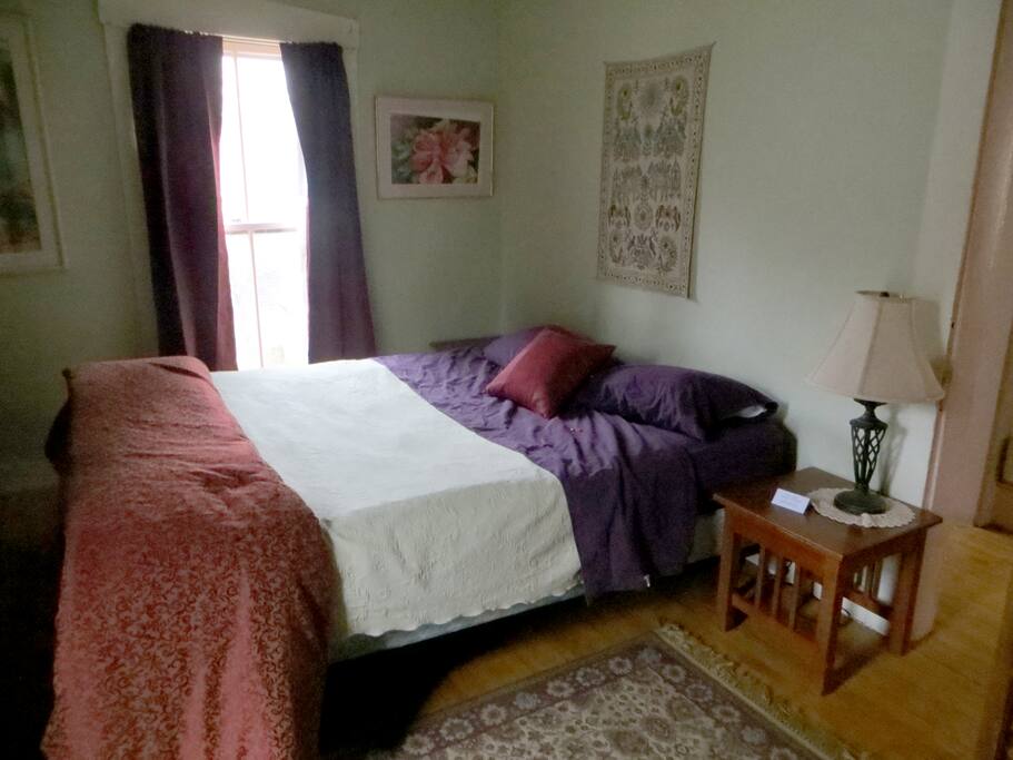 Primary bedroom, with queen sized double bed.