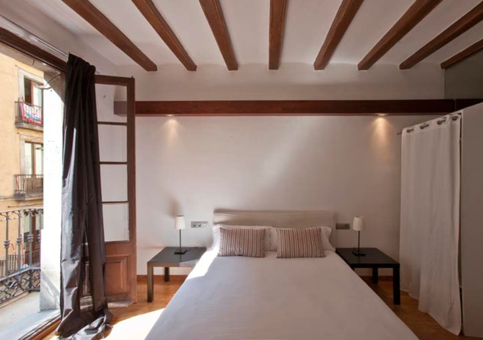 Dormitorio principal con cama doble y pequeño balcon