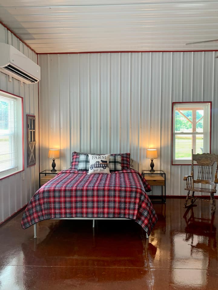 Kitanda cha ziada cha malkia katika sehemu ya kuishi iliyo wazi.