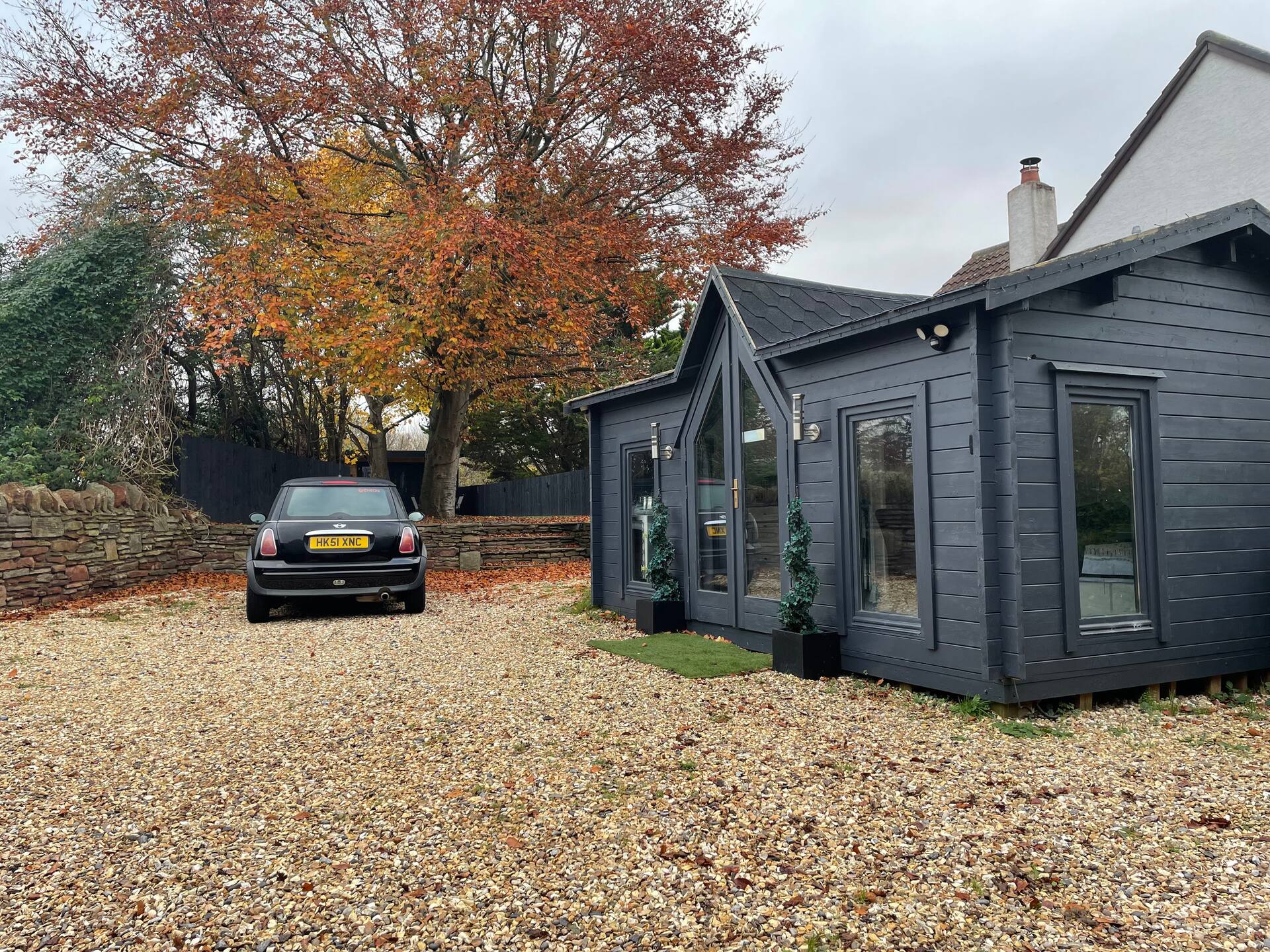 The snug- cozy cabin & hot tub hambrook