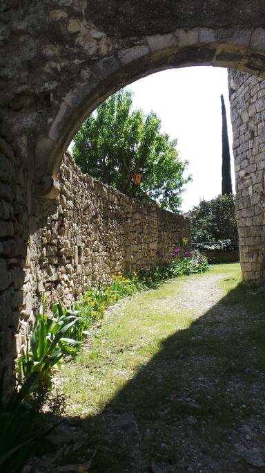 Vers l'église et le château