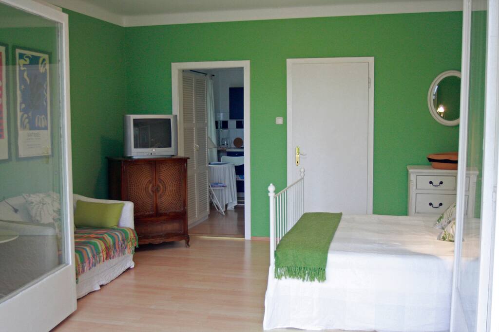 Vom Schlafzimmer geht es über die Küche ins Badezimmer.