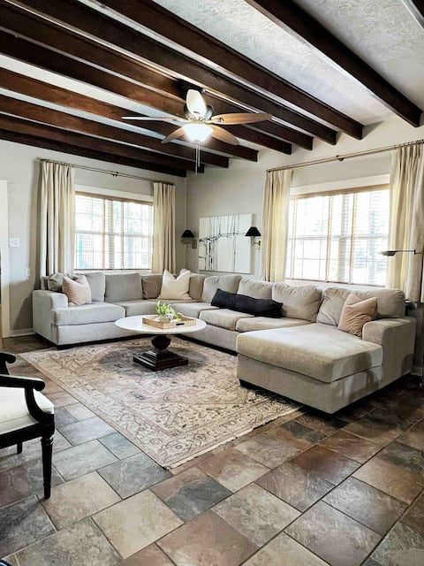 Inviting Home 2 Miles from Kyle Field