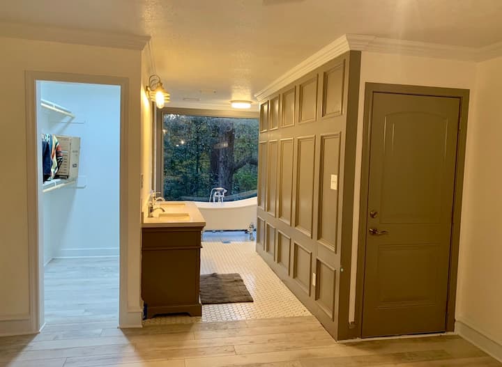 ห้องนอนใหญ่พร้อมห้องน้ำที่กำหนดเองที่มีอ่างอาบน้ำแบบมีขาตั้งหมีและฝักบัวอาบน้ำแบบเดินเข้าได้ขนาด 4X5 