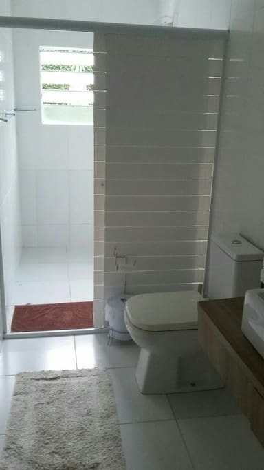 banheiro coletivo amplo