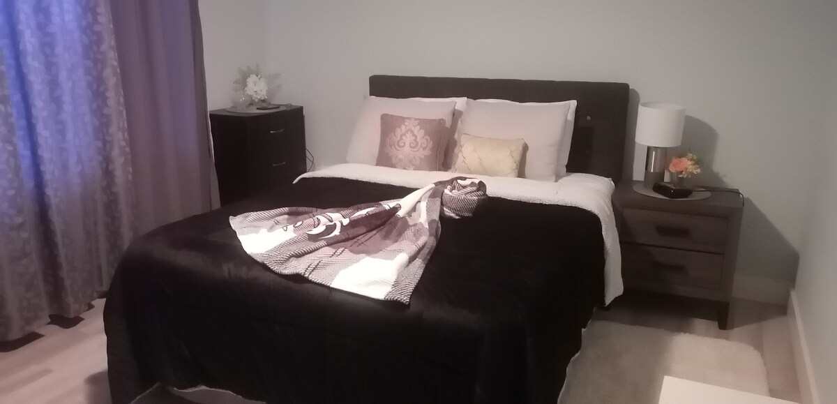 سرير بحجم كبير.