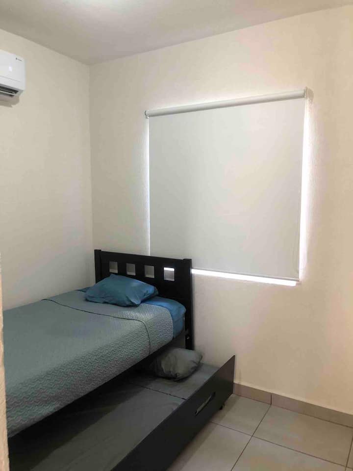 تقع هذه الغرفة في الطابق الأرضي