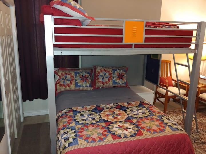 2. spavaća soba s 2 kreveta, pametnim televizorom i kaučem