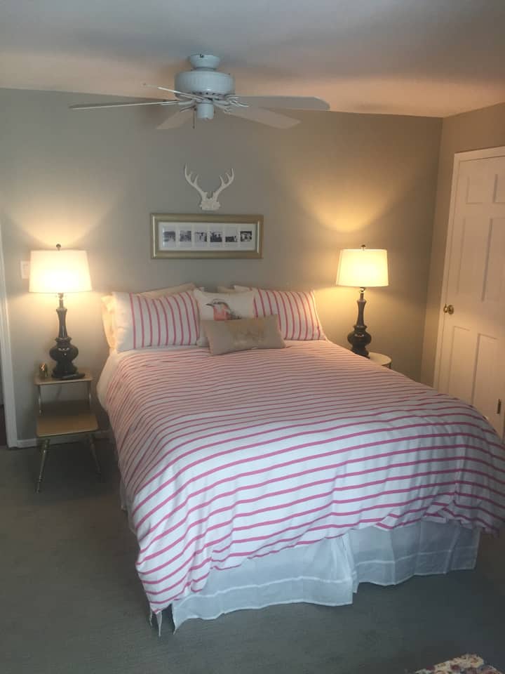 Chambre 2 avec lit queen confortable, surmatelas à mémoire de forme. Télévision écran plat avec câble et grand placard.