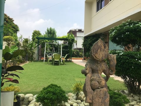 Lavish 8BHK Villa Floor | Garden | City Centre