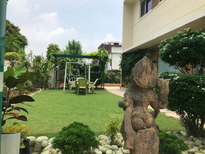 Lavish 8BHK Villa Floor | Garden | City Centre