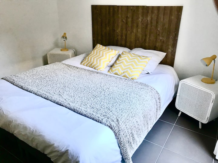 Dy llamba të vogla pranë krevatit të lejojnë të krijosh një atmosferë kosi 