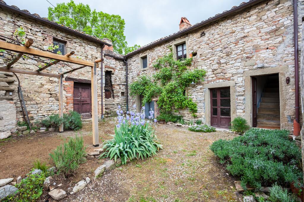 giardino anteriore con pergola