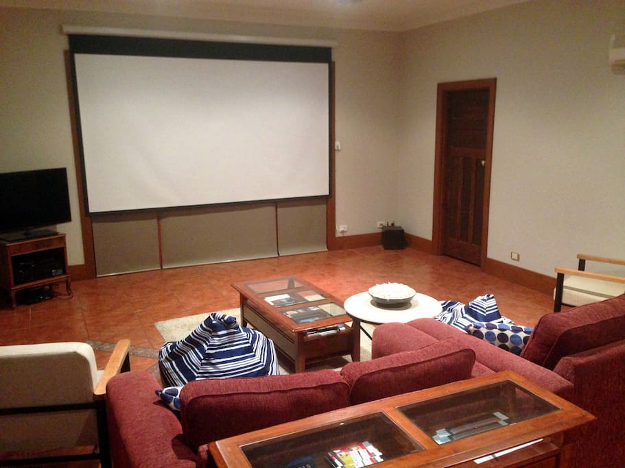 Lounge in Home Cinema mode, featuring 133" screen and 5.1 surround sound.
