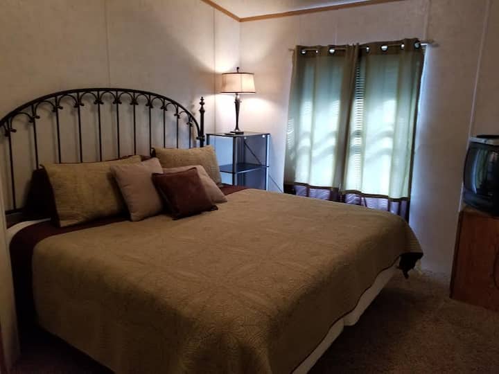 غرفة نوم ثانية/ سرير بحجم كبير