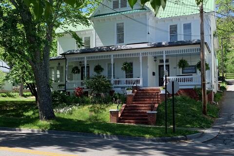 In the HEART of downtown - quaint & comfy.