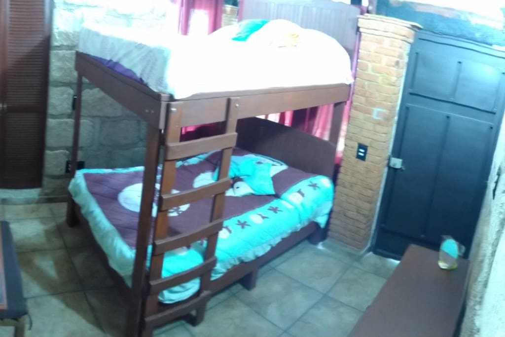 Una de las habitaciones cuenta con litera matrimonial.