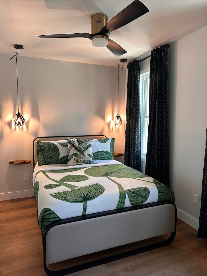 Უკანა საძინებელი, სრული ზომის საწოლი, მცურავი ტუმბოები, გულსაკიდი სანათები და ჭერის ვენტილატორი 