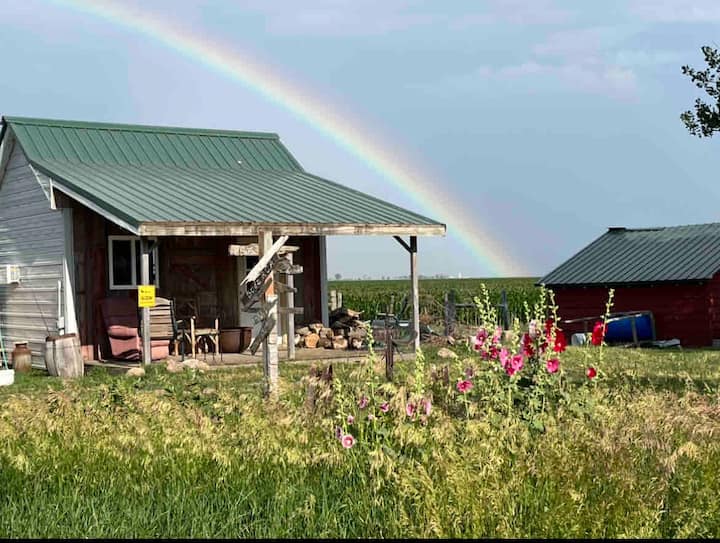 Hermoso arcoíris completo 23 de junio de 2023 sobre la litera. 