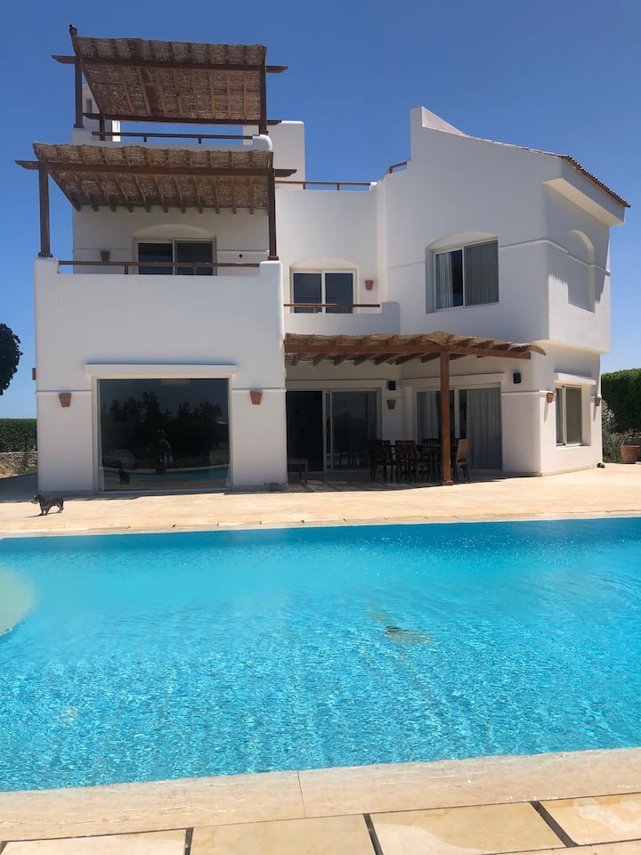 Villa with 5 bed & 4 bath / private pool