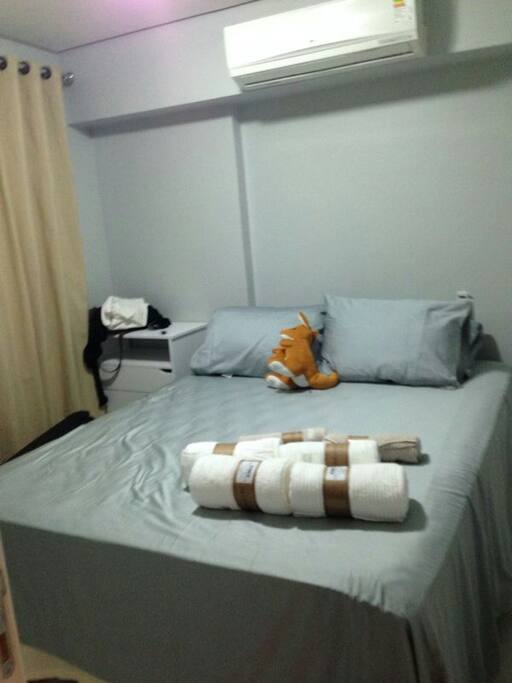 Suite com cama casal e ar