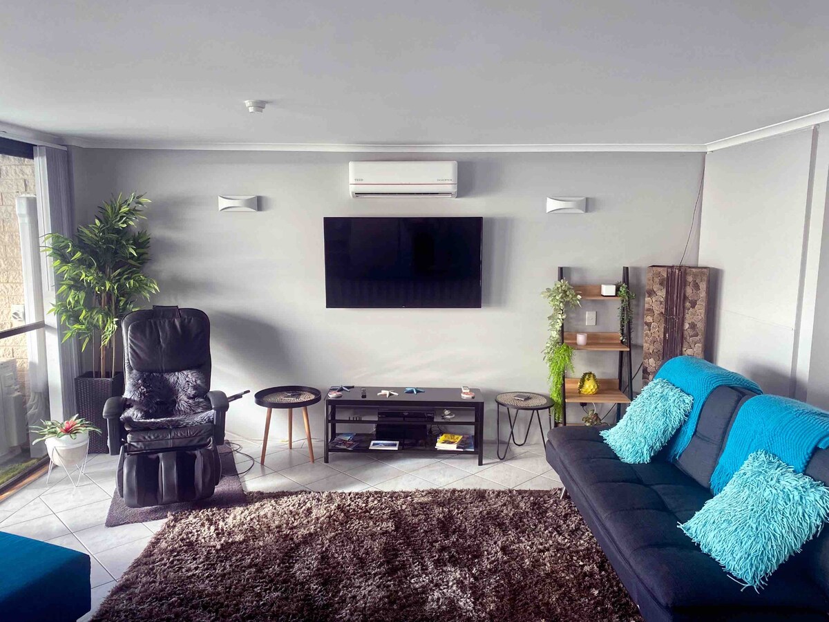 Successful Airbnb property: Amazing Views-  1Bdr Apt- Views, Pools in Southport