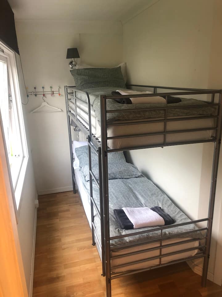 2. spavaća soba. Soba se može zatvoriti vlastitim vratima. Ulaz u kupaonicu je iz ove sobe.