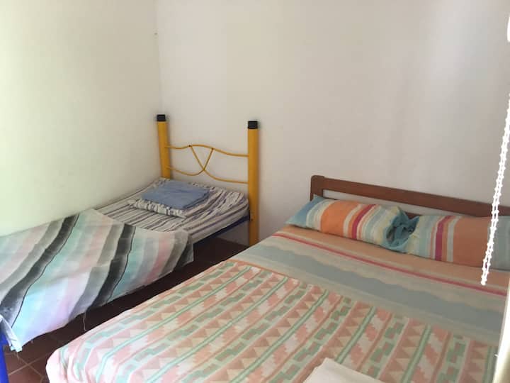 Vyumba viwili vya kulala vina kitanda cha watu wawili na kitanda kimoja 