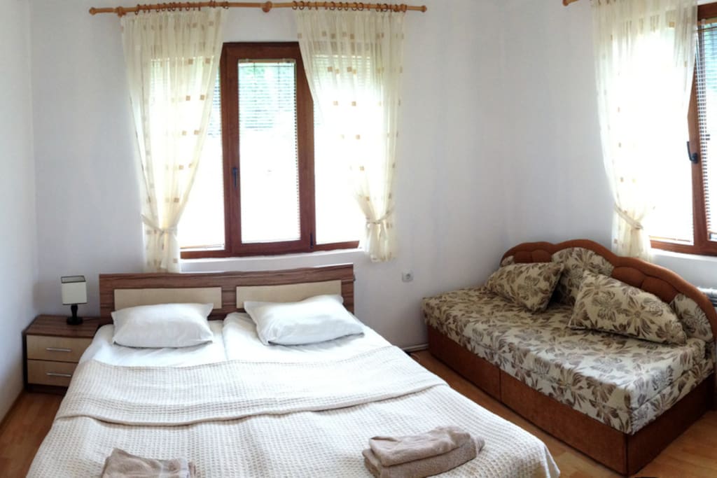 Double bedroom with a sofa + a private bathroom