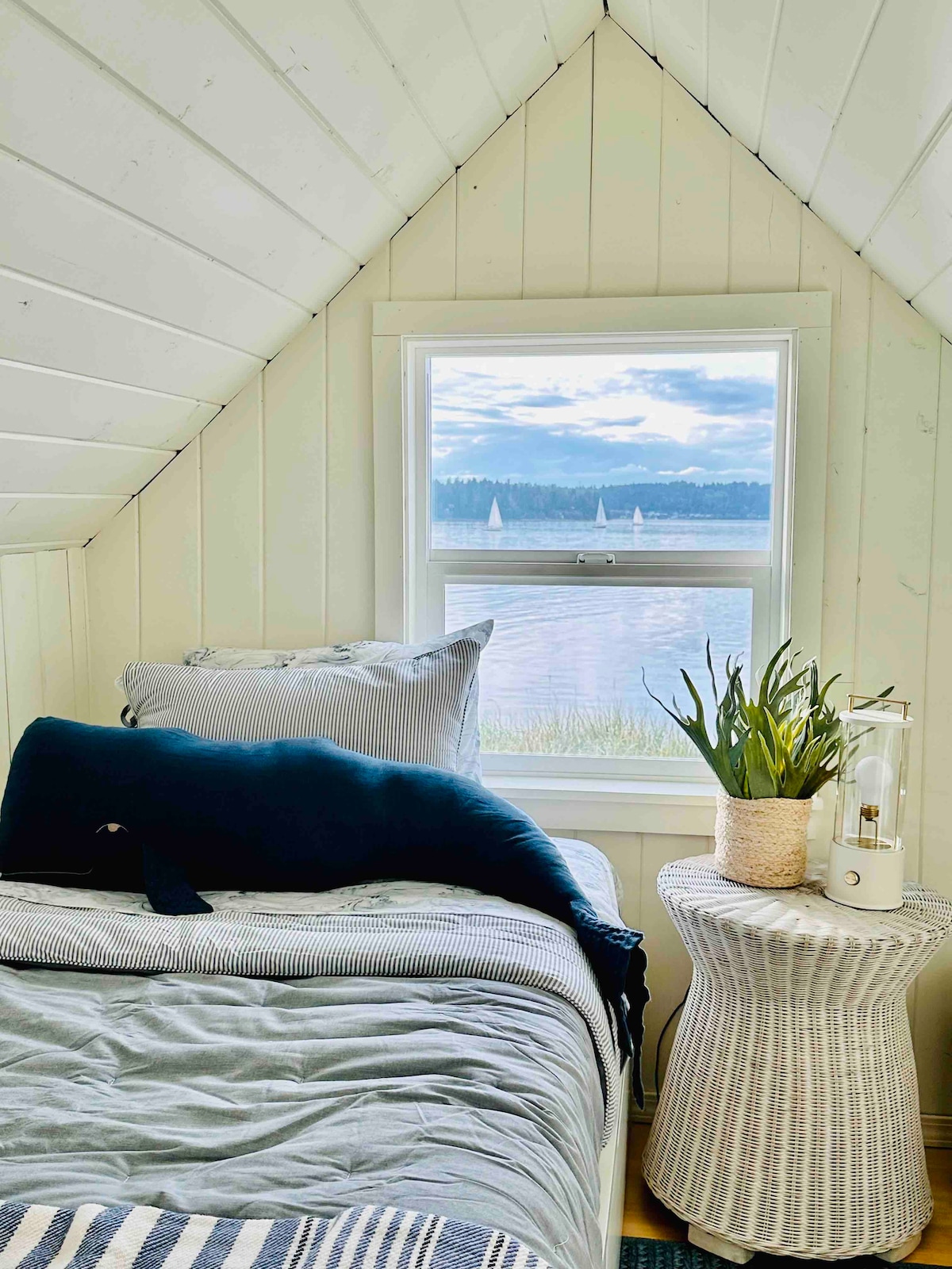 Cama individual en el área del loft. ¡Vistas al agua!