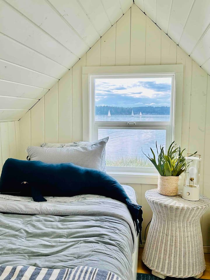 Kitanda pacha katika eneo la roshani. Mandhari ya maji!